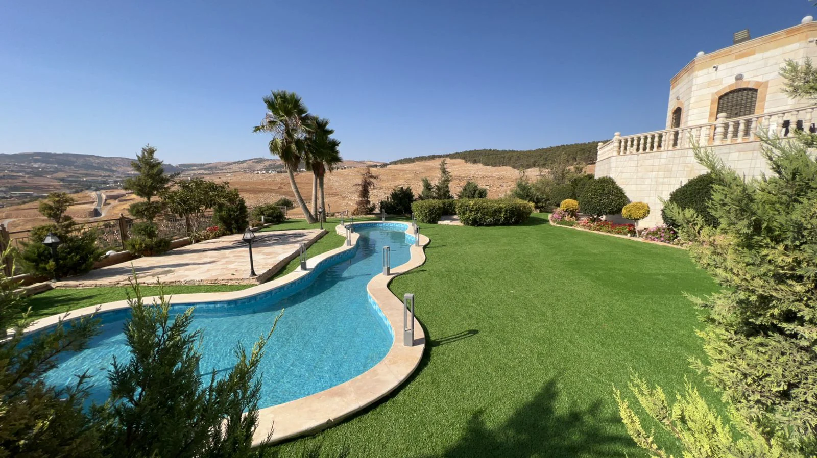 عشب صناعي عالي الجودة مقاوم للتآكل من العلامة التجارية المميزة - Image 6