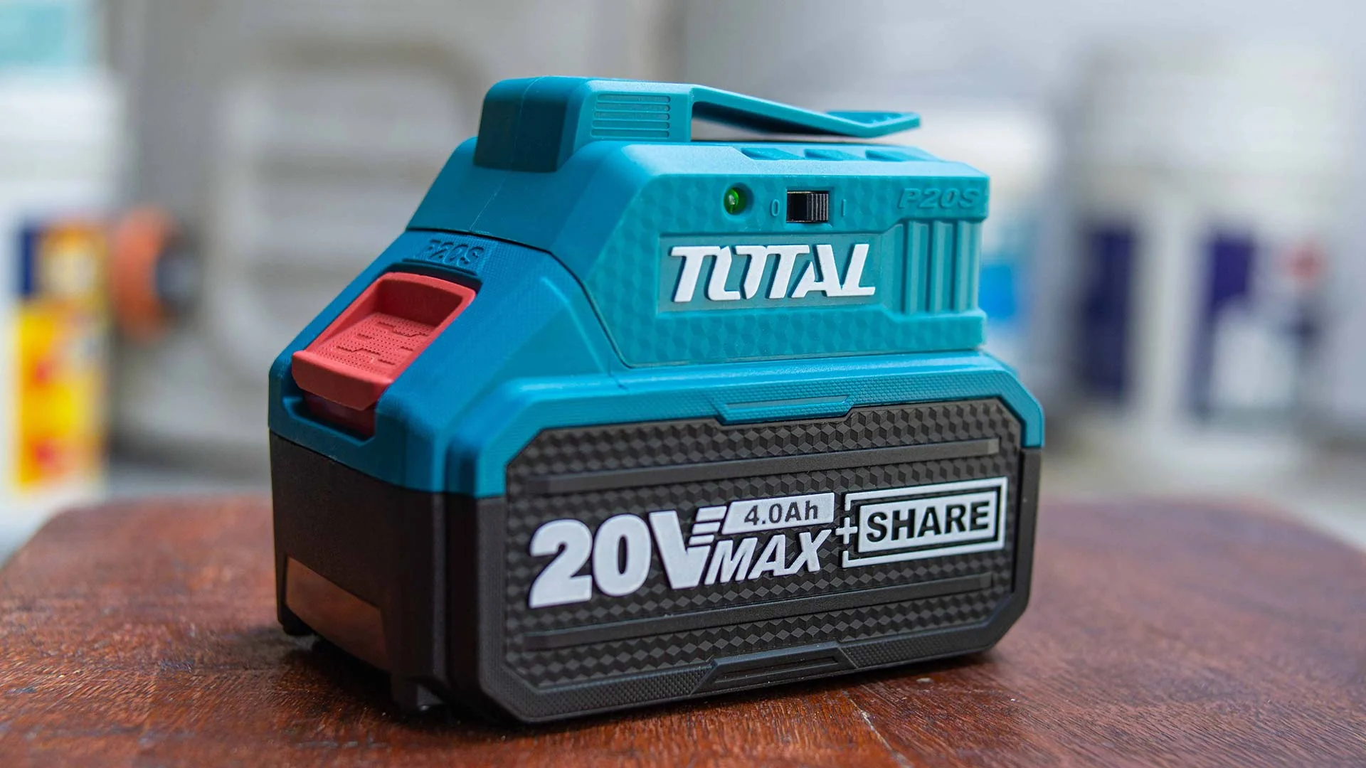 شاحن بطارية يعمل على مخرج USB 20 فولت من Total - Image 2