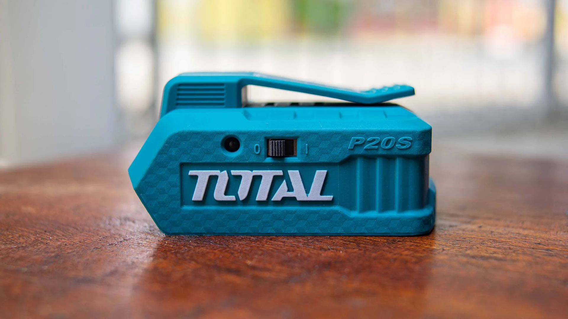 شاحن بطارية يعمل على مخرج USB 20 فولت من Total - Image 3
