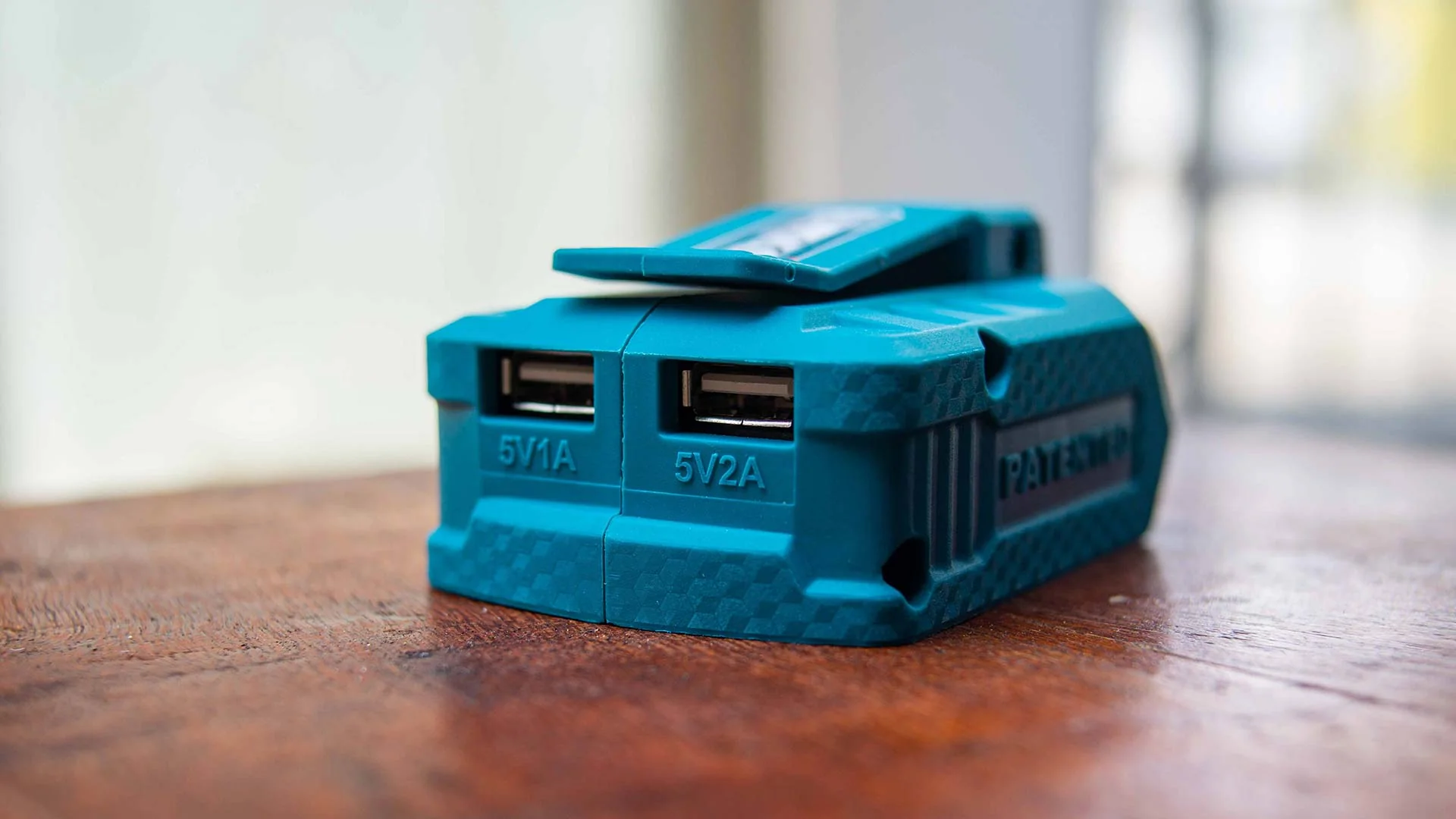 شاحن بطارية يعمل على مخرج USB 20 فولت من Total - Image 4