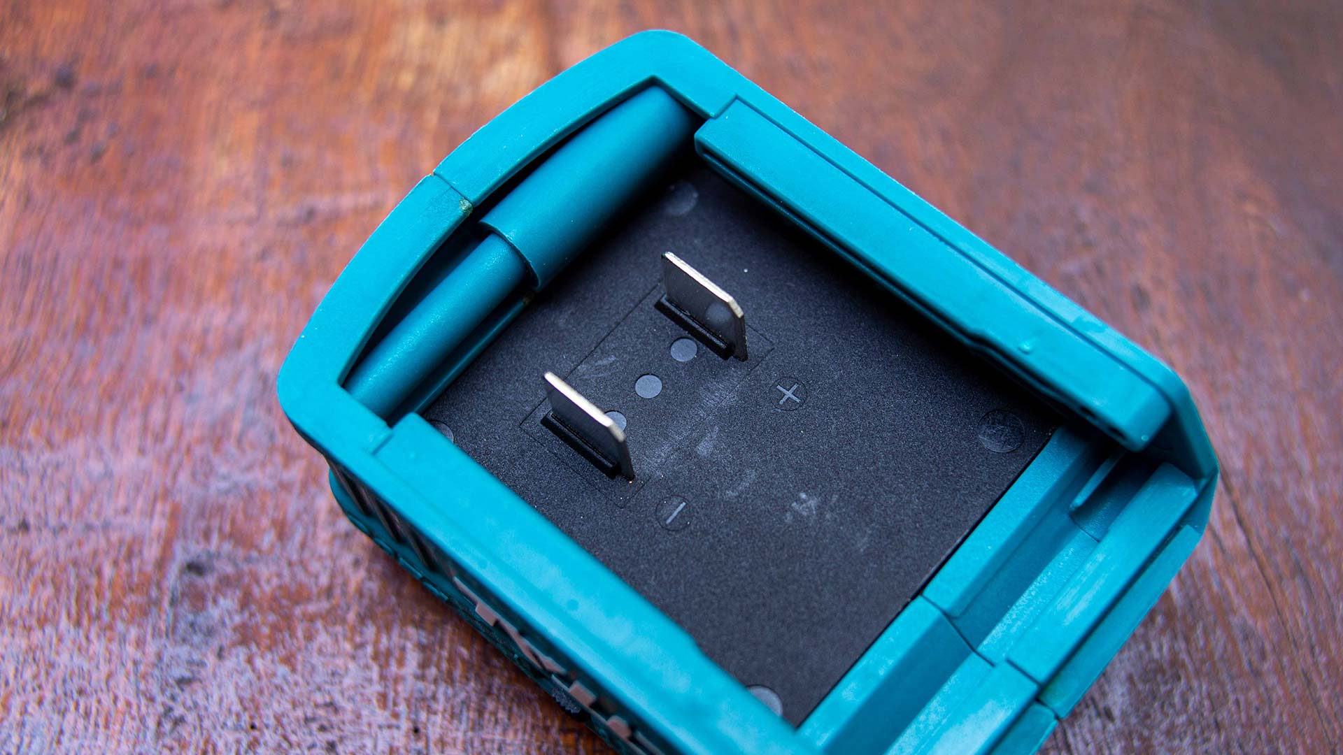 شاحن بطارية يعمل على مخرج USB 20 فولت من Total - Image 5