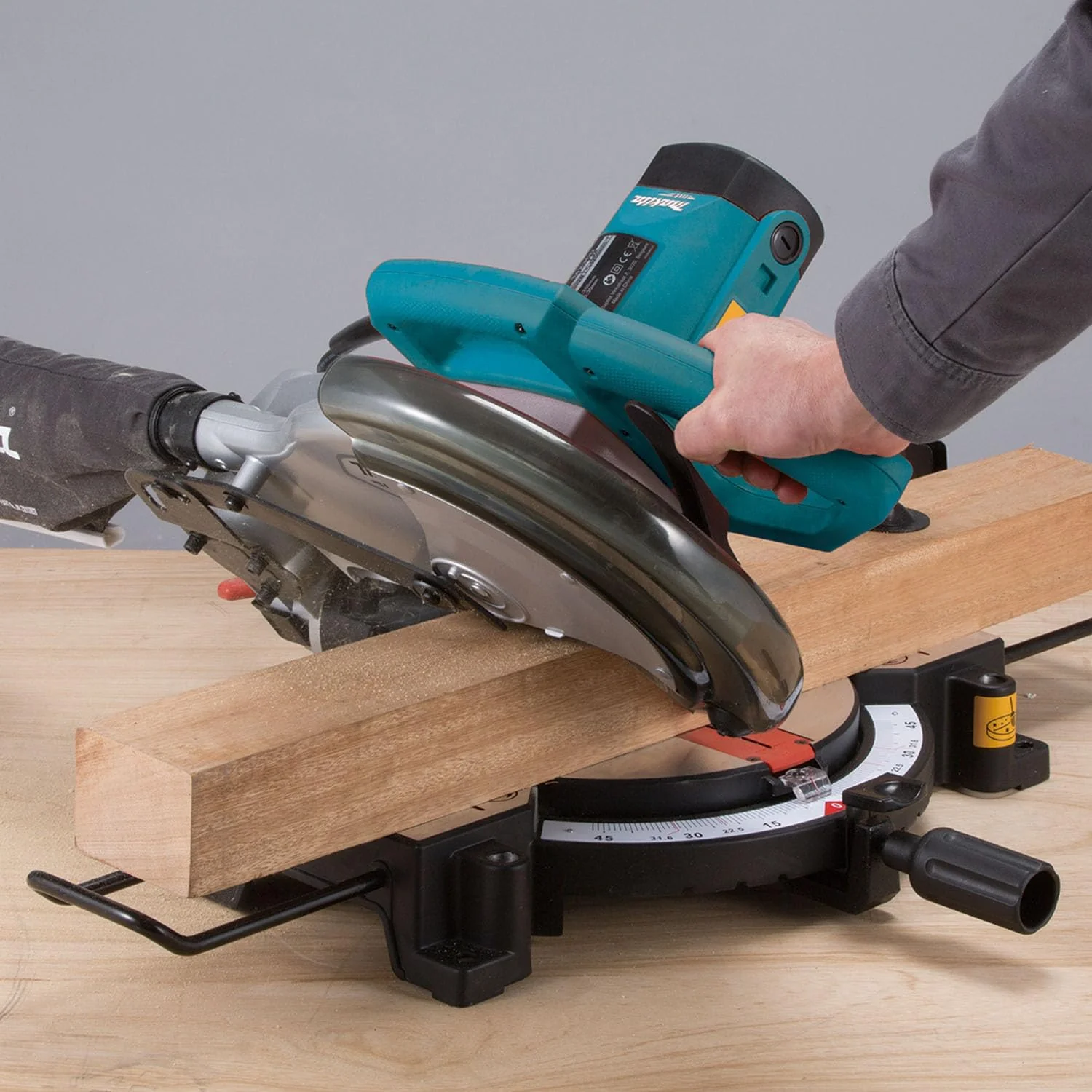 منشار ذيل زاوية ثابت 1500 واط M2300NB ماكيتا Makita - Image 2